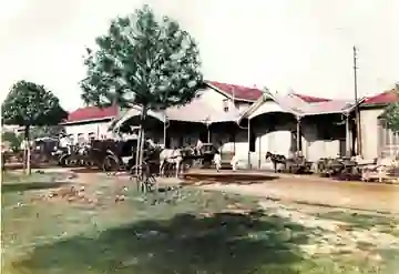 Estação Mogiana de Franca por volta de 1908 a 1909, com charretes e passageiros, em versão colorizada por Marcelo Fradim.