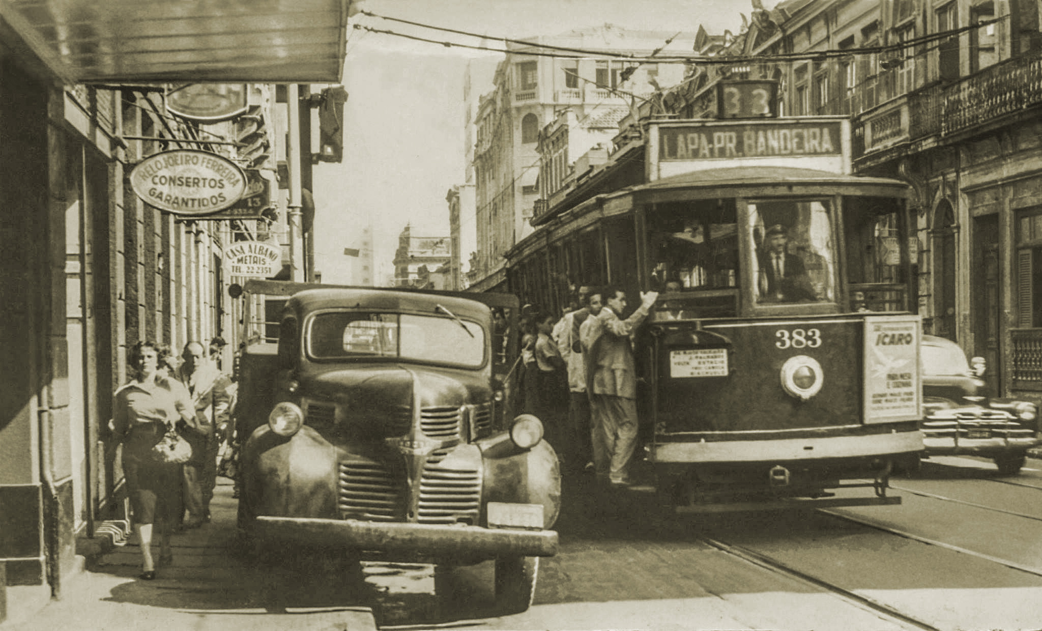 Bonde na Rua do Riachuelo na Lapa. Rio de Janeiro 1950 a
